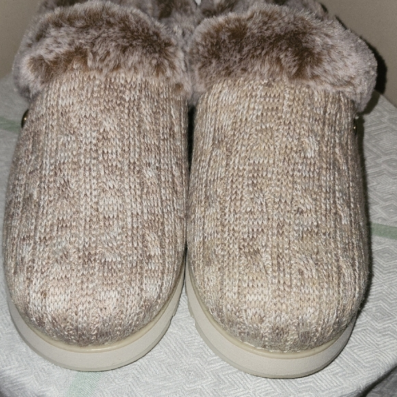 Skechers BOBS Cozy Cream Slippers - Picture 10 of 14